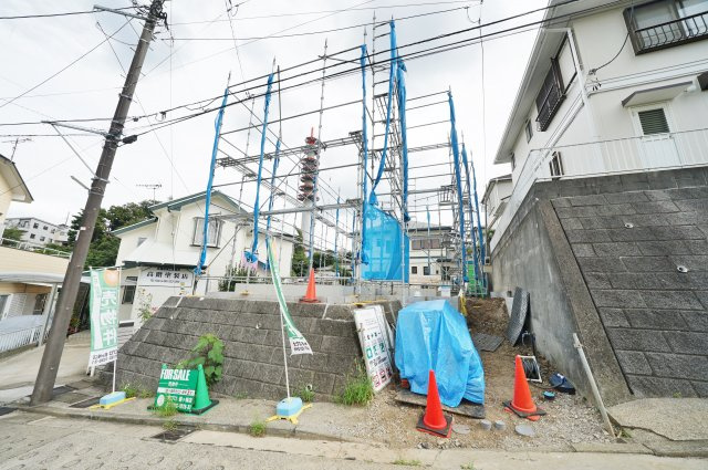 【横浜市保土ケ谷区仏向町1417-16新築戸建て】（仏向小学校・橘中学校）の外観|リビング階段採用のおすまい。ご家族が自然と顔を合わせます。
