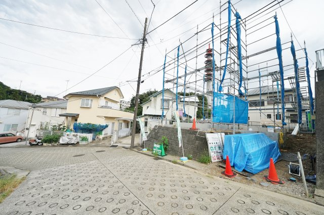 【横浜市保土ケ谷区仏向町1417-16新築戸建て】（仏向小学校・橘中学校）の前面道路含む現地写真|住環境に配慮された第一種低層住居専用地域。