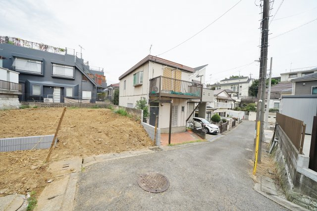 【横浜市保土ケ谷区岡沢町237-17新築戸建て】★仲介手数料無料★（峯小学校・宮田中学校）の前面道路含む現地写真|住環境に配慮された第一種低層住居専用地域。