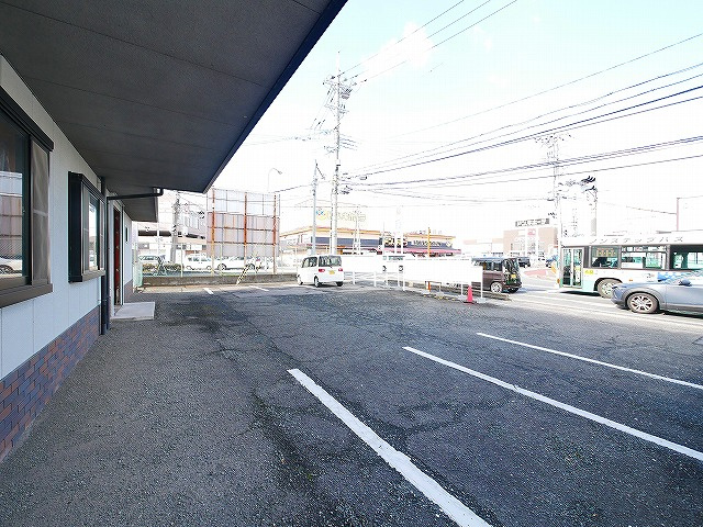 八条5丁目店舗の駐車場