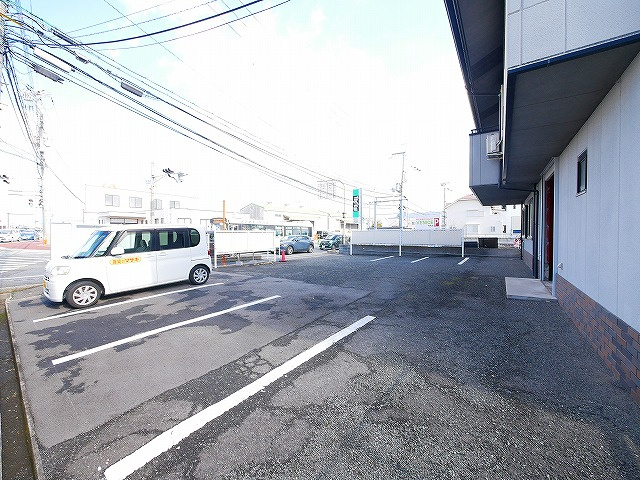 八条5丁目店舗の駐車場