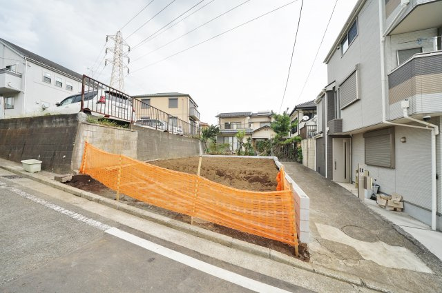 【保土ケ谷区岩井町248-2新築戸建て】（富士見台小学校・岩井原中学校）の外観|京急本線「井土ヶ谷」駅までは徒歩約12分です。