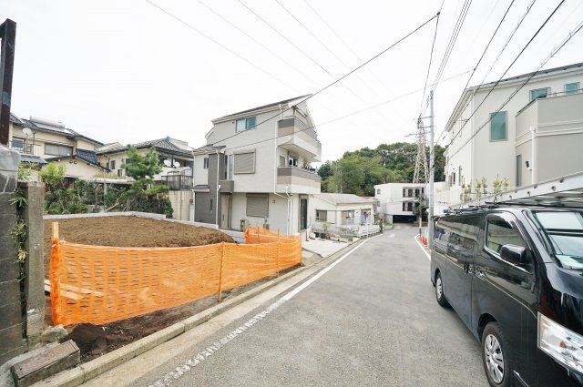 【保土ケ谷区岩井町248-2新築戸建て】（富士見台小学校・岩井原中学校）の前面道路含む現地写真|南西側が道路に面しています。