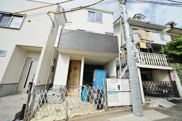 【横浜市神奈川区松見町２丁目422-17新築戸建て】★仲介手数料無料★（西寺尾小学校・錦台中学校）の外観|東急東横線「妙蓮寺」駅まで徒歩約12分。