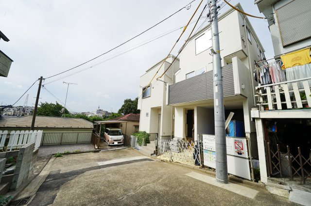 【横浜市神奈川区松見町２丁目422-17新築戸建て】★仲介手数料無料★（西寺尾小学校・錦台中学校）の前面道路含む現地写真|JR横浜線「大口」駅までは徒歩約13分です。