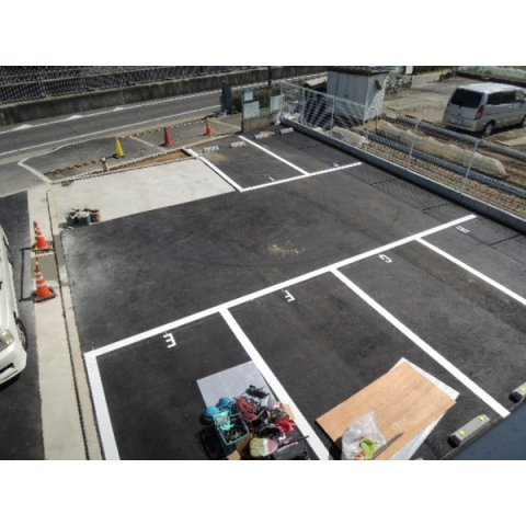 プレジール青山の駐車場