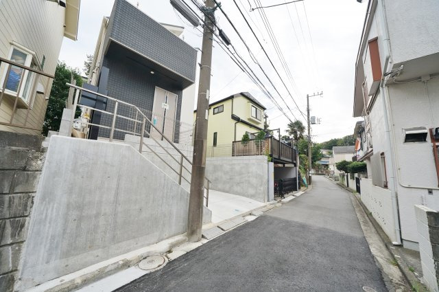 【横浜市神奈川区白幡西町19-10】★仲介手数料無料★（浦島小学校・浦島丘中学校）の前面道路含む現地写真|西側が道路に面しています。