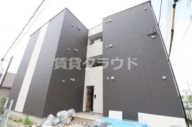 ジーメゾン千葉ウエストの外観|入口側です！黒と白でおしゃれな外観です！