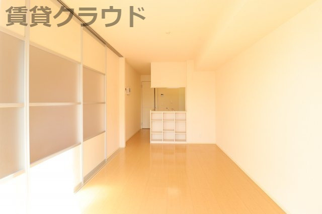 フェリオ・ヴィアーレの居間・リビング|ちょっとした棚があるので、インテリアを飾れます♪