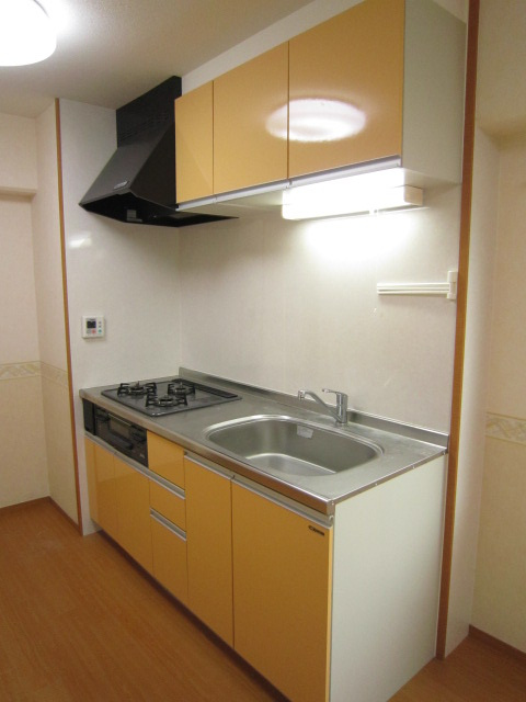 シャルレ1番館のキッチン|3口ガスコンロ付きシステムキッチン