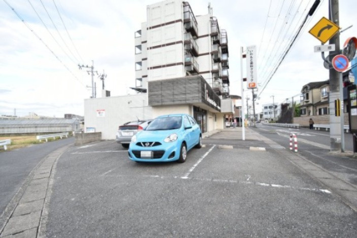 シャルレ1番館の駐車場|車をお持ちの方に嬉しい駐車場付きの物件です