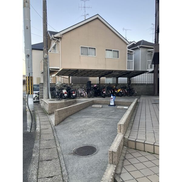 シャルレ1番館の駐車場