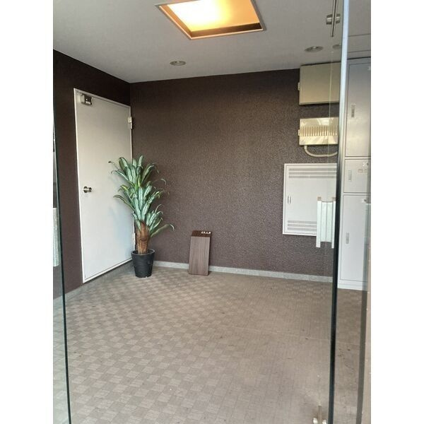 シャルレ1番館のエントランス