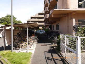 【その他共用部分】 | 敷地内に、便利な屋根付き駐輪場があります。