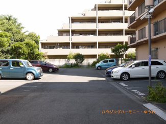 【その他共用部分】 | 敷地内には、広々した駐車場もあります。