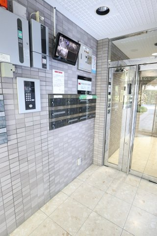昭島コートエレガンスCのエントランス