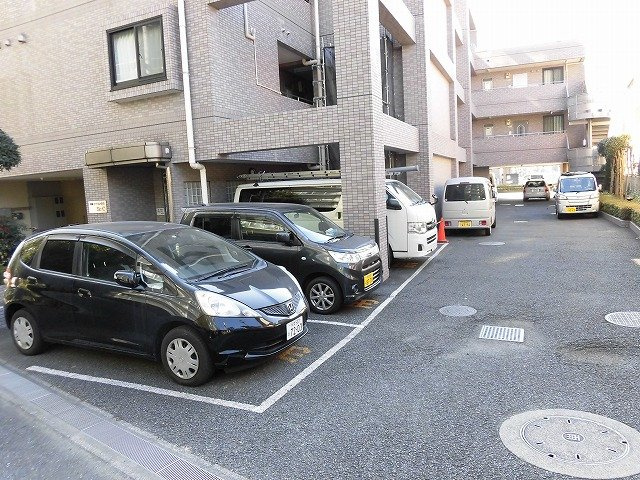 昭島コートエレガンスCの駐車場