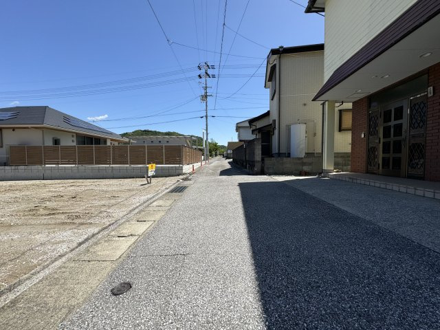 高知市仁井田の前面道路含む現地写真|南側道路を西側から東向きを撮影。セットバックが必要です。