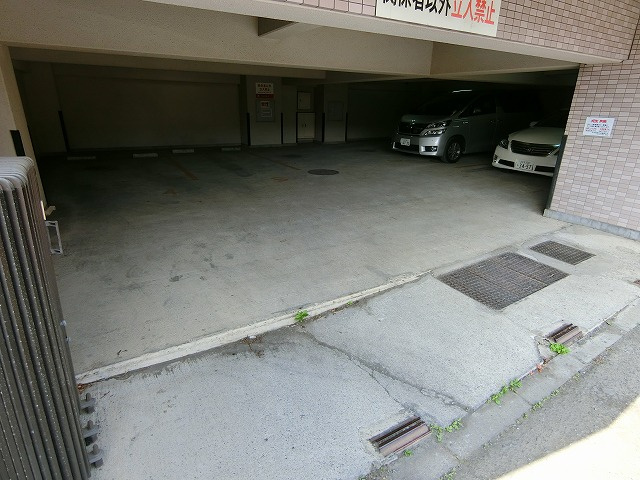 Gleason Gardenの駐車場