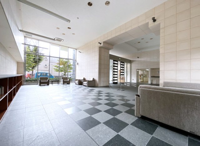 【エントランス】 | ローレルスクエア枚方フォレストゲート | マンションの敷地内にはキッズルーム、フィットネスルーム、ゲストルームなどの充実した共用施設があります。その他に、駐車場、駐輪場、バイク置き場、宅配ボックスなどが備わっています。