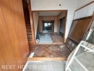 【玄関】 | 伊丹市春日丘２丁目中古戸建 | 西向きの玄関です♪お好きなリフォームを楽しんでみませんか？