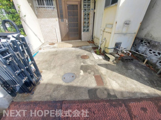 【玄関】 | 伊丹市春日丘２丁目中古戸建 | 玄関前は少しスペースがあるので自転車やバイクを停めれます(^^)