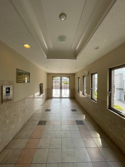 箕面市瀬川５丁目の中古マンションのエントランス