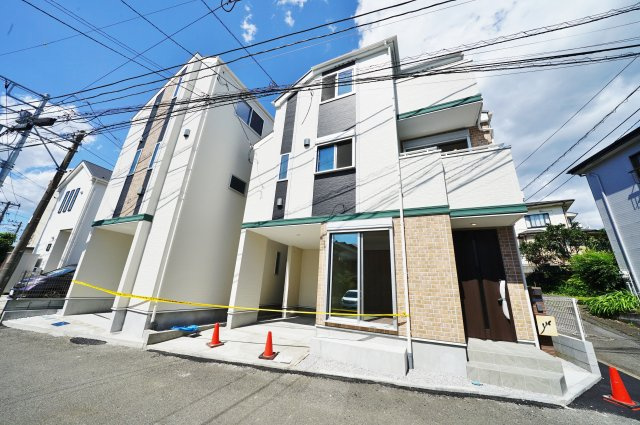 【保土ケ谷区常盤台47-7新築戸建て２号棟】★仲介手数料無料★（常盤台小学校・保土ヶ谷中学校）の外観|愛車に嬉しいビルトインガレージ付き。