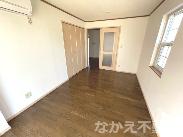 【居間・リビング】 | 広くて明るい寝室