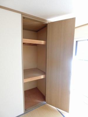 【収納】 | メゾン新百合ヶ丘 | 和室6帖のお部屋にある収納スペースです！高さがある収納スペースでお掃除用品などもすっきり収納できますね！