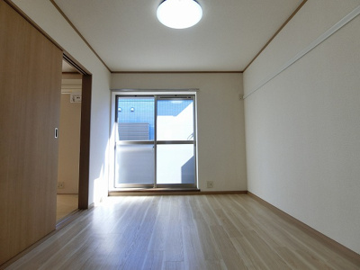 【洋室】 | メゾン新百合ヶ丘 | 南東向き洋室6帖☆バルコニーに繋がるお部屋です！壁にはピクチャーレールがあり、絵や写真が飾れます☆ハンガー掛けとしても便利！