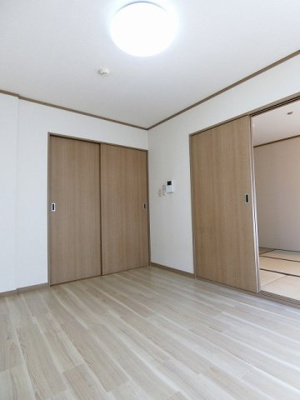 【寝室】 | メゾン新百合ヶ丘 | 南東向き洋室6帖☆バルコニー側からの眺めです！寝室や子供部屋としておすすめです！勉強も捗りそう！