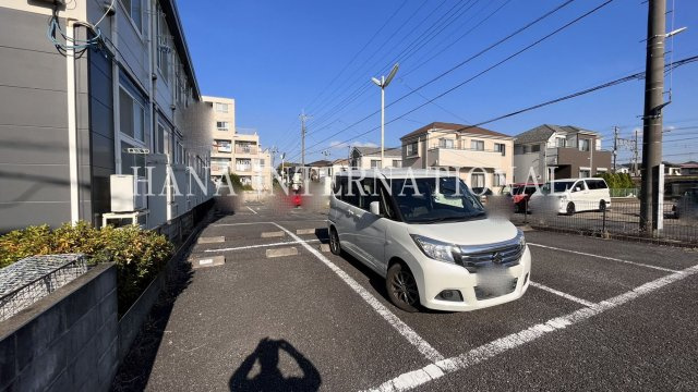 レオパレスルシータ２１の駐車場