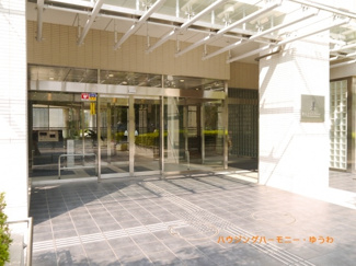 【エントランス】 | 現代的デザインの開放感あるエントランス。