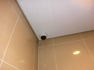 【その他共用部分】 | 共用部にある防犯カメラです！夜遅くに帰宅する時も、お出かけ時でも安心ですね♪