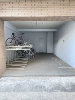 【その他共用部分】 | 屋内駐輪場で雨が降っても大切な自転車が濡れなくてすみますね♪屋内バイク置き場も完備しています！自転車やバイクがあれば通勤・通学、お買い物にも便利です☆