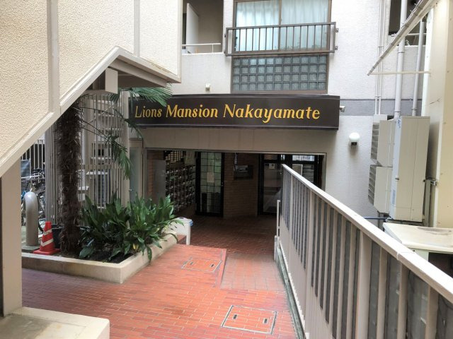 ライオンズマンション中山手のエントランス|エントランスです