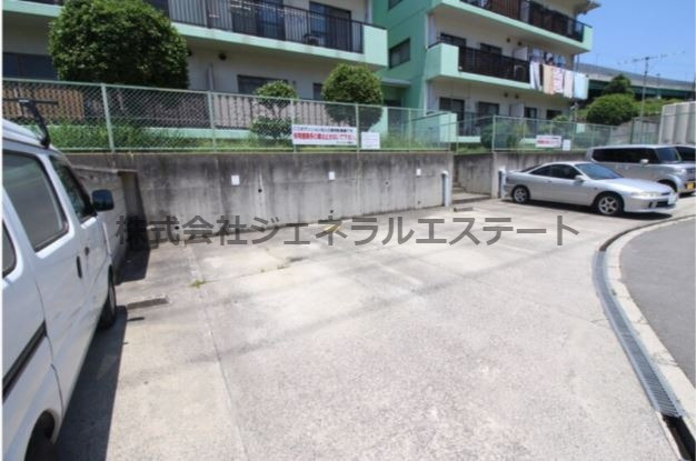 サクシードBの駐車場