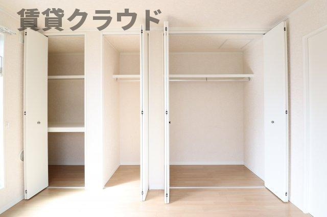 ナリトモ蘇我Aの収納|洋服はもちろん、その他の荷物も収納可能♪