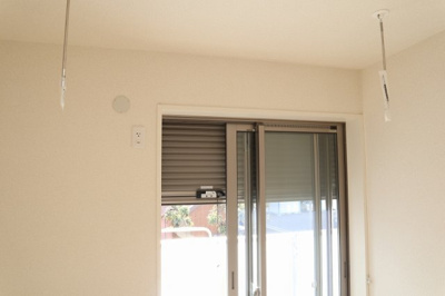 【設備】 | サンフェリーチェ【SHM】 | 洋室6帖のお部屋にある室内物干しです！雨の日やお出掛け時の室内干しにとても便利☆