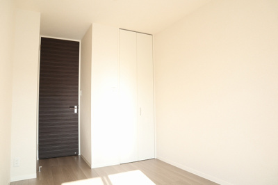 【洋室】 | サンフェリーチェ【SHM】 | クローゼットのある南向き洋室6帖のお部屋です！お洋服の多い方もお部屋が片付いて快適に過ごせますね♪