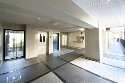 【エントランス】 | グラン・ドムール城陽 | 《城陽駅前商店街》が徒歩2分・《アル・プラザ城陽》が車で約5分にあります。