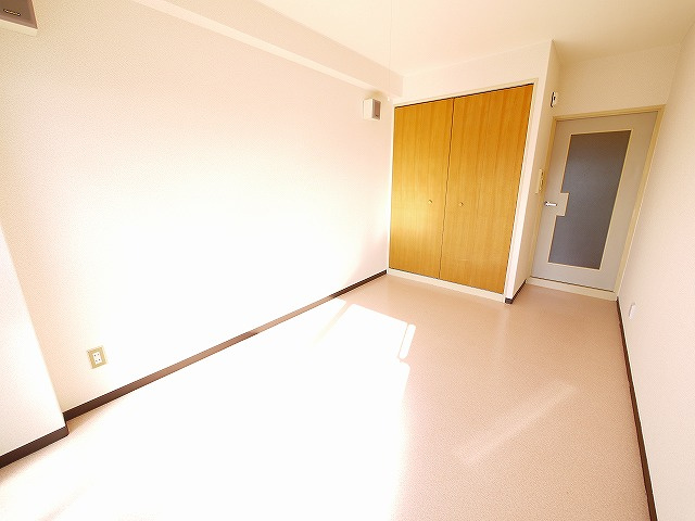 ミユキシティーマンションの洋室|使い勝手のいい洋室です