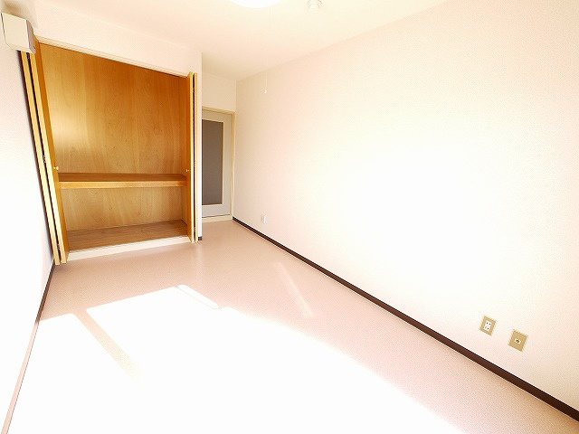 ミユキシティーマンションの寝室|落ち着いた色調の寝室です