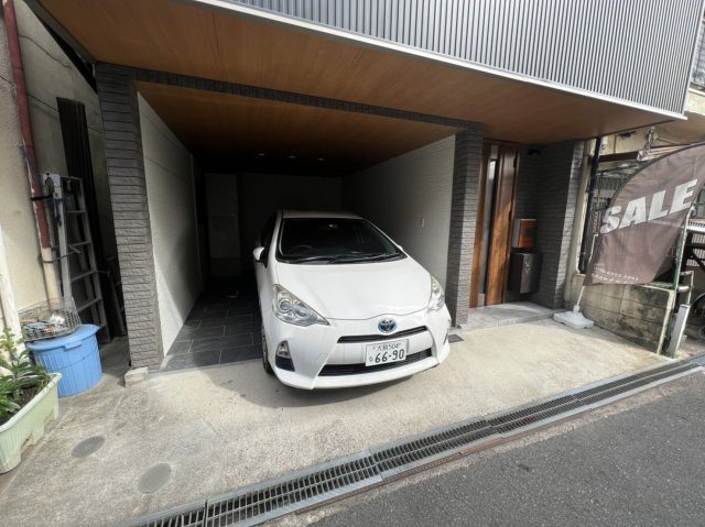 北条１丁目リノベーション戸建ての駐車場|車をお持ちの方に嬉しい駐車場付きの物件です