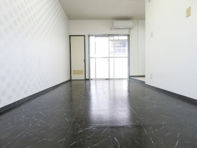 RIZEONE富田林レジデンスⅠの居間・リビング