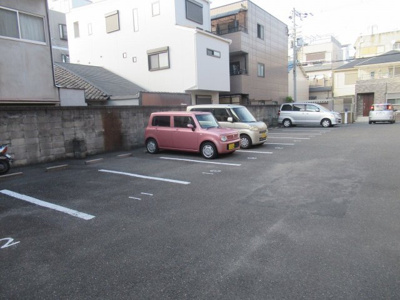 【駐車場】 | シャトーエトランボート（徳庵賃貸） | 駐車場に車を止められます