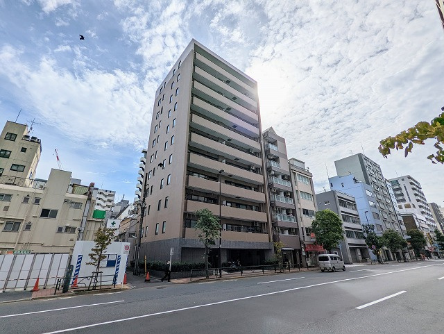 ルミネ湯島の外観|湯島駅徒歩１分の駅近立地。スーパーやコンビニ等生活施設も充実