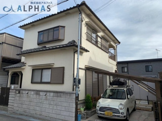【外観】 | 駐車スペース2台可能♪雨や紫外線から車を守ってくれるカーポート付き！！