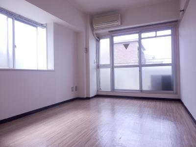 サニーハイツ西ノ京（旧サニーハイツイカイ）の居間・リビング